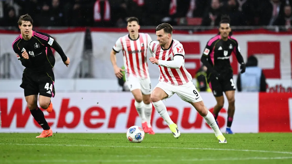 SC Freiburg - Hamburger SV: 10.01.2026, Baden-Württemberg, Freiburg im Breisgau: Fußball: Bundesliga, SC Freiburg - Hamburger SV, 16. Spieltag, Europa-Park Stadion. Freiburgs Lucas Höler am Ball. (zu dpa: «Dank Joker Matanovic: Freiburg gewinnt gegen den HSV») Foto: Silas Stein/dpa - WICHTIGER HINWEIS: Gemäß den Vorgaben der DFL Deutsche Fußball Liga bzw. des DFB Deutscher Fußball-Bund ist es untersagt, in dem Stadion und/oder vom Spiel angefertigte Fotoaufnahmen in Form von Sequenzbildern und/oder videoähnlichen Fotostrecken zu verwerten bzw. verwerten zu lassen. +++ dpa-Bildfunk +++