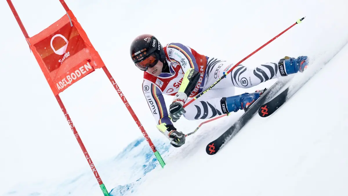 Weltcup Riesenslalom Adelboden: 10.01.2026, Schweiz, Adelboden: Ski alpin: Weltcup, Riesenslalom, Männer. Der deutsche Jonas Stockinger rast beim Weltcup-Riesenslalom der Herren in Adelboden, Schweiz, die Strecke hinunter. Foto: Gabriele Facciotti/AP/dpa +++ dpa-Bildfunk +++