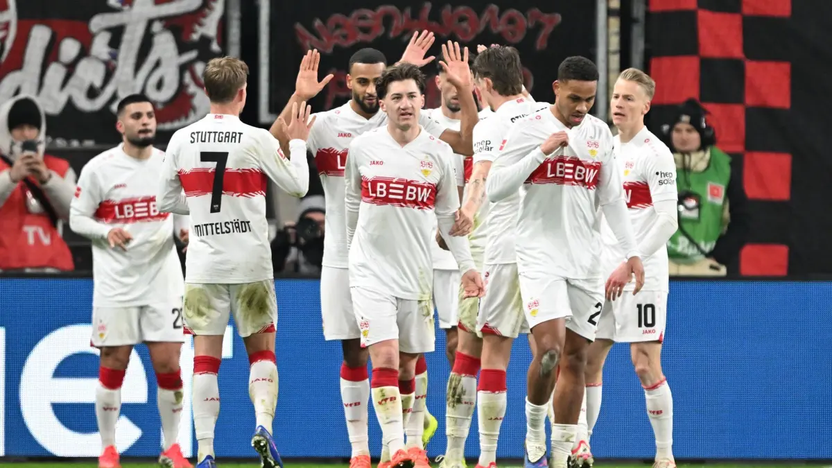 Bayer Leverkusen - VfB Stuttgart: 10.01.2026, Nordrhein-Westfalen, Leverkusen: Fußball: Bundesliga, Bayer Leverkusen - VfB Stuttgart, 16. Spieltag, BayArena, das Team von VfB Stuttgart jubelt über das Tor zum 0:4. WICHTIGER HINWEIS: Gemäß den Vorgaben der DFL Deutsche Fußball Liga bzw. des DFB Deutscher Fußball-Bund ist es untersagt, in dem Stadion und/oder vom Spiel angefertigte Fotoaufnahmen in Form von Sequenzbildern und/oder videoähnlichen Fotostrecken zu verwerten bzw. verwerten zu lassen. Foto: Federico Gambarini/dpa +++ dpa-Bildfunk +++