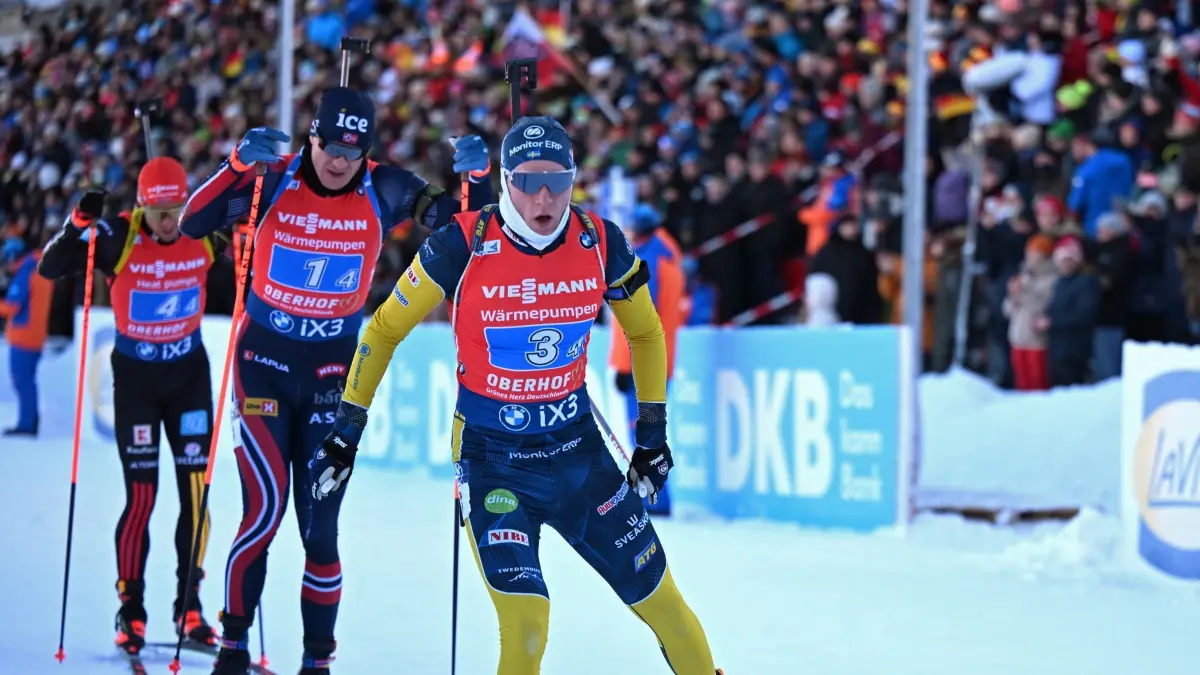 Biathlon Weltcup Oberhof: 11.01.2026, Thüringen, Oberhof: Biathlon: Weltcup, Staffel 4 x 7,5 km, Männer. David Zobel aus Deutschland, Vetle Sjaastad Christiansen aus Norwegen und Sebastian Samuelsson aus Schweden (l-r) in Aktion. Foto: Jennifer Brückner/dpa +++ dpa-Bildfunk +++