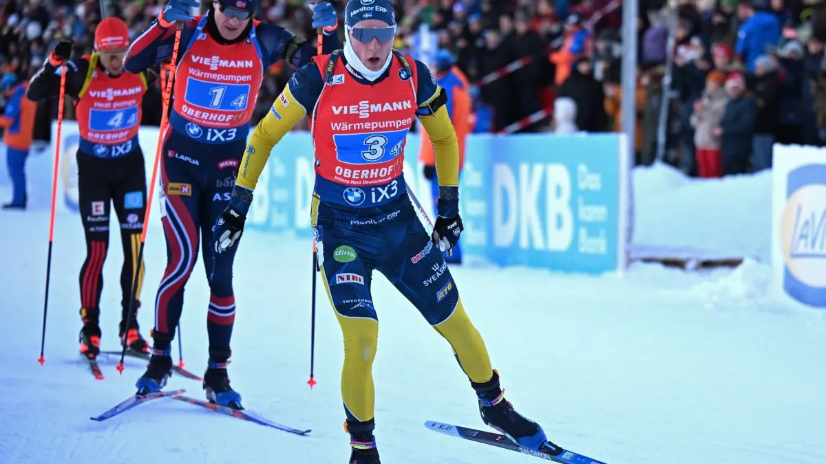 Biathlon Weltcup Oberhof: 11.01.2026, Thüringen, Oberhof: Biathlon: Weltcup, Staffel 4 x 7,5 km, Männer. David Zobel aus Deutschland, Vetle Sjaastad Christiansen aus Norwegen und Sebastian Samuelsson aus Schweden (l-r) in Aktion. Foto: Jennifer Brückner/dpa +++ dpa-Bildfunk +++