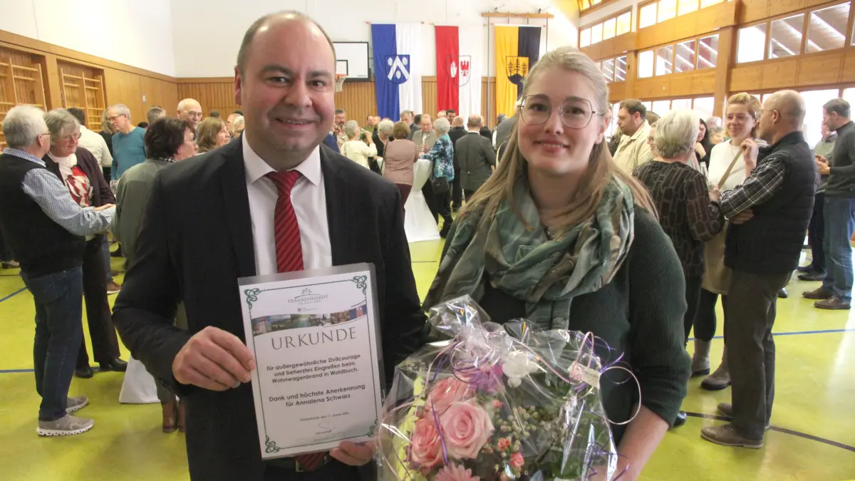 Bürgermeister Jörg Schmidt ehrte Annalena Schwarz für ihr mutiges Eingreifen beim Wohnwagenbrand im vergangenen Dezember. Sie sei eine „Heldin des Alltags“.