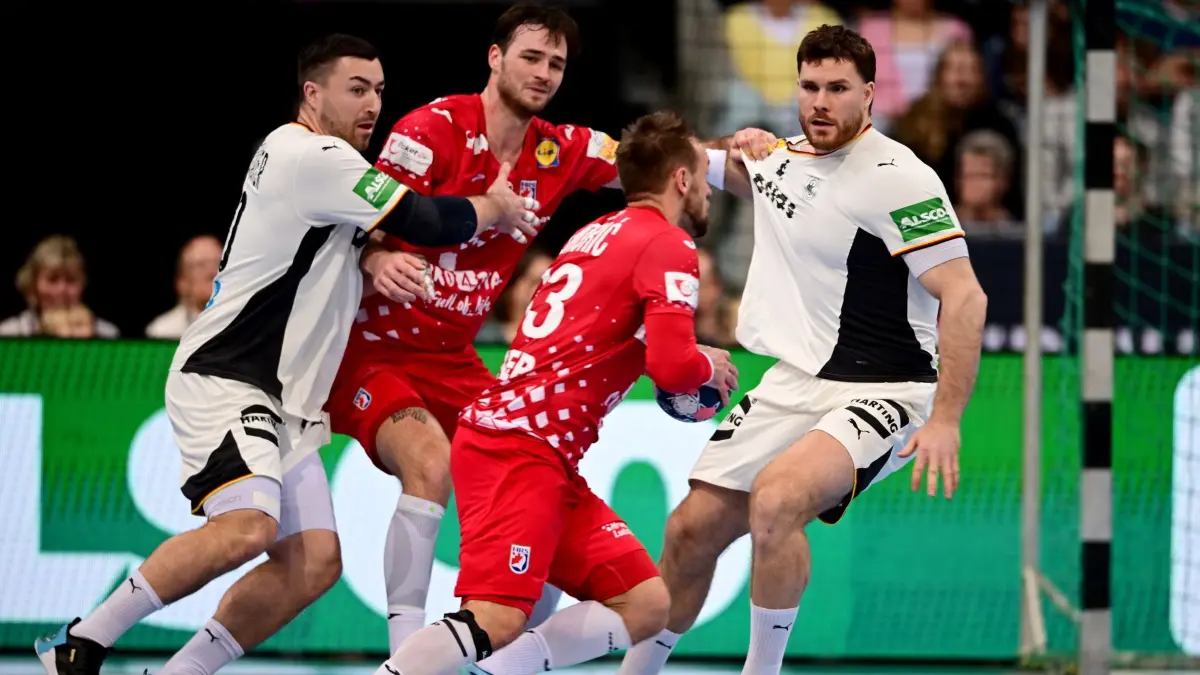 Deutschland - Kroatien: 11.01.2026, Niedersachsen, Hannover: Handball: Länderspiel, Deutschland - Kroatien, ZAG Arena. Jannik Kohlbacher (l, Deutschland) und Johannes Golla (r, Deutschland) verteidigen gegen Veron Nacinovic (2vl, Kroatien) und Luka Cindric (Kroatien). Foto: Sina Schuldt/dpa +++ dpa-Bildfunk +++