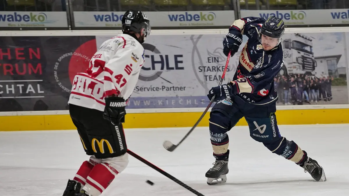 Der VfE Ulm/Neu-Ulm gewinnt in der Eishockey-Bayernliga mit 4:3 gegen Buchloe. Die Devils schlagen somit die Pirates. Domenik Timpe.