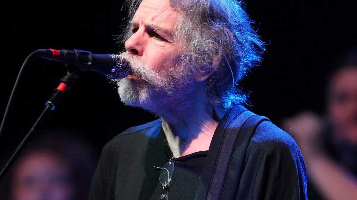 Bob Weir: ARCHIV - 20.11.2011, USA, Indianapolis: epa03011436 Former Grateful Dead member, Bob Weir, performs with his US band Furthur at the Murat Theater in Indianapolis, Indiana, 21 November 2011. EPA/STEVE C. MITCHELL +++(c) dpa - Bildfunk+++ (zu dpa: «Grateful-Dead-Gitarrist Bob Weir mit 78 Jahren gestorben») Foto: Steve C. Mitchell/dpa +++ dpa-Bildfunk +++
