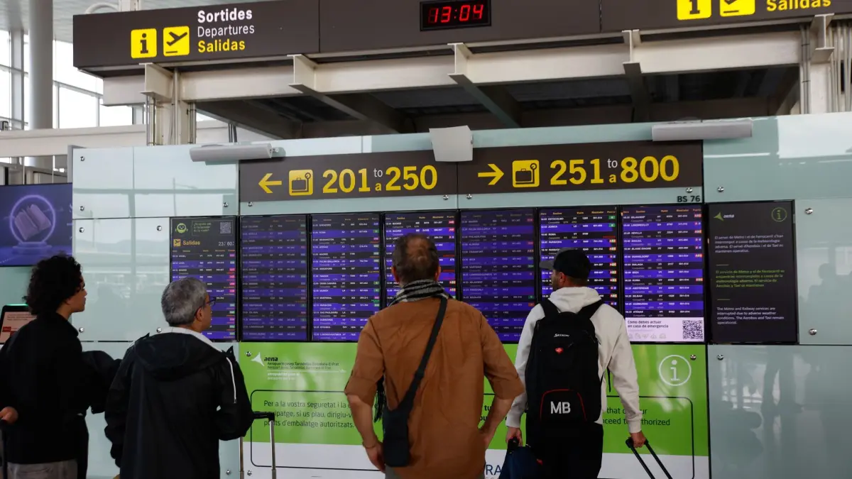 Debatte über Pflicht-Kontrolle beim Boarding: ARCHIV - 04.11.2024, Spanien, El Prat de Llobregat: Mehrere Personen schauen auf Informationstafeln auf dem Flughafen Barcelona-El Prat in El Prat de Llobregat. (zu dpa: «Bund lehnt Pflicht-Kontrolle beim Boarding ab - GdP dafür») Foto: Kike Rincón/EUROPA PRESS/dpa +++ dpa-Bildfunk +++