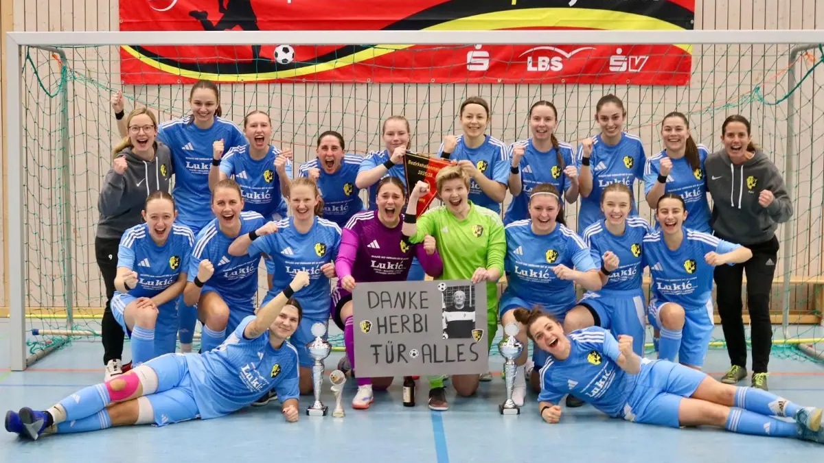 So sehen Siegerinnen aus: Der Fußball-Verbandsligist TSV Frommern dominierte die Hallen-Bezirksmeisterschaften in Rosenfeldund sicherte zum elften Mal den Titel.