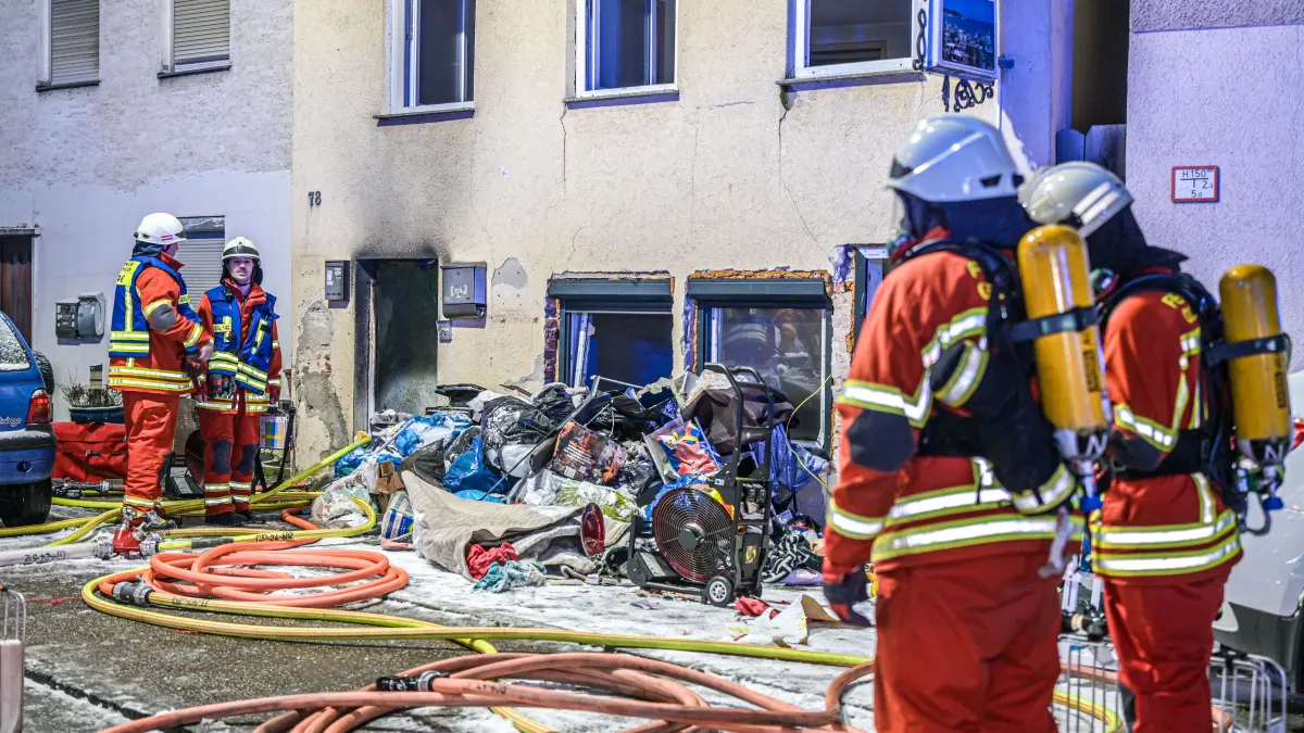 Feuerwehr, DRK und Polizei sind in der Nacht in Geislingen an der Steige im Einsatz. Zwei Gebäude brannten.
