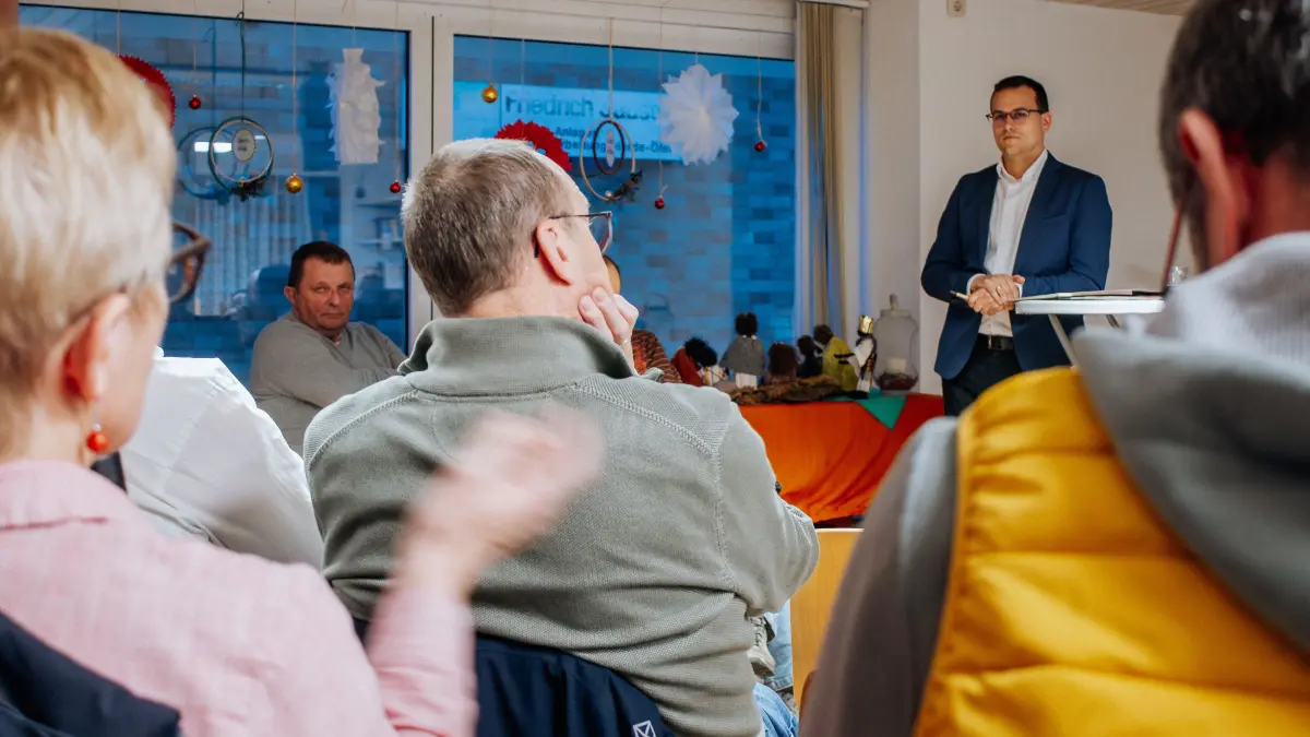 Christel Waldmann (links) legte Dr. Tim Breitkreuz im „Hope House“ in Schrozberg die Situation der LBV dar.
