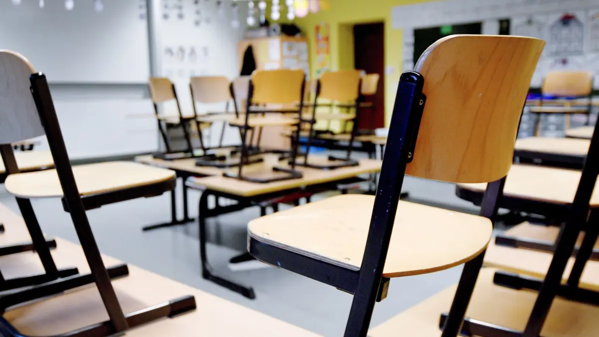Leerer Klassenraum: ARCHIV - 12.03.2020, Nordrhein-Westfalen, Gelsenkirchen: Stühle stehen in einem Klassenzimmer in einer Grundschule auf den Tischen. (zu dpa: «Glatteisgefahr: Schulen in ganz NRW bleiben geschlossen») Foto: Caroline SeidSeidel-Dißmannel/dpa +++ dpa-Bildfunk +++