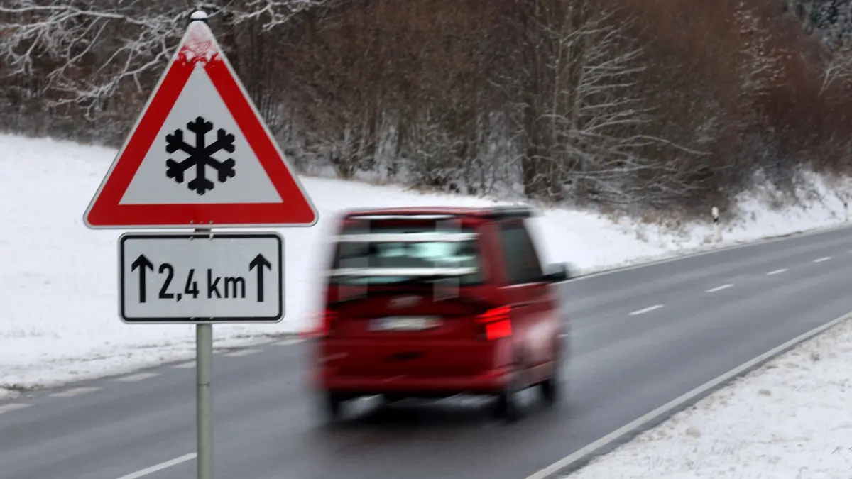 Winterwetter in Baden-Württemberg: 11.01.2026, Baden-Württemberg, Pfronstetten: Ein Warnachild vor Schnee- oder Eisglätte mit einer Schneeflocke steht auf der Schwäbischen Alb an der B312 Foto: Thomas Warnack/dpa +++ dpa-Bildfunk +++