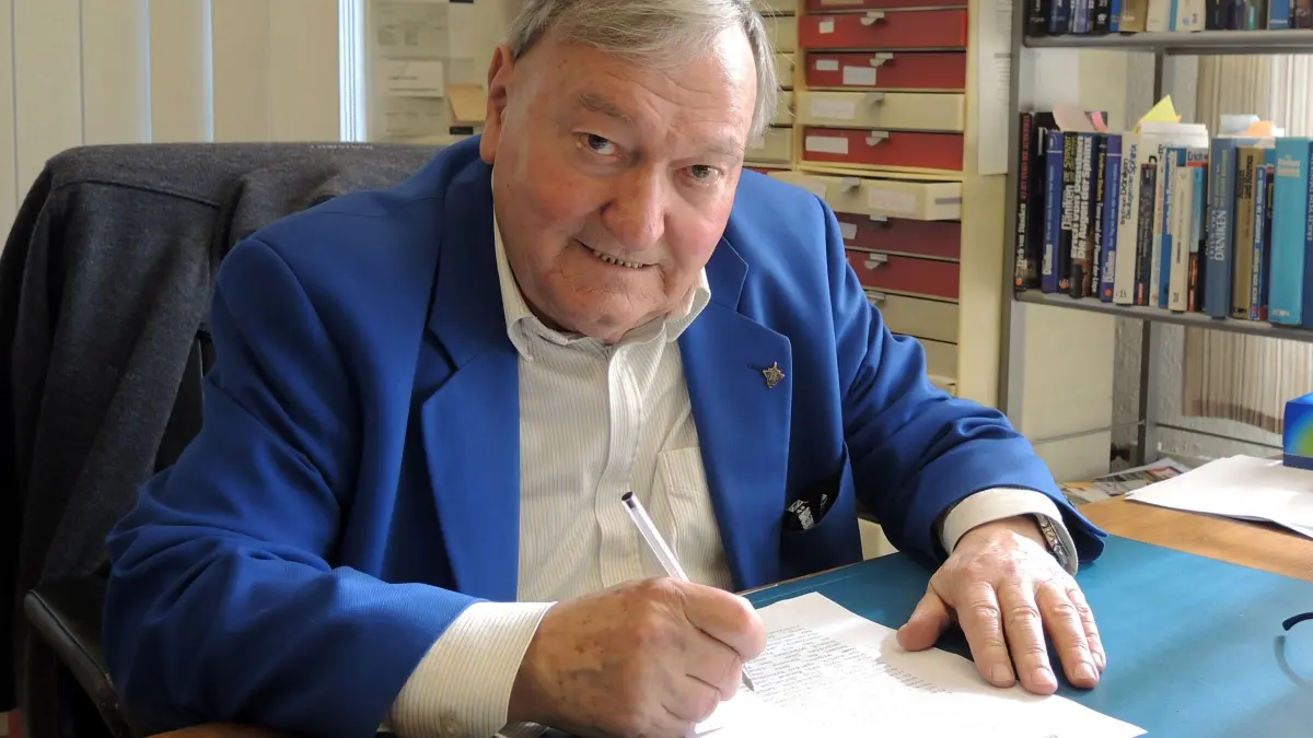 Erich von Däniken: ARCHIV - 04.03.2015, Schweiz, Interlaken: Der Schweizer Bestseller-Autor Erich von Däniken in seiner Schreib- und Forschungswerkstatt am 05.03.2015 in Interlaken (Schweiz). (zu dpa: «Schweizer Autor Erich von Däniken mit 90 Jahren gestorben») Foto: Thomas Burmeister/dpa +++ dpa-Bildfunk +++