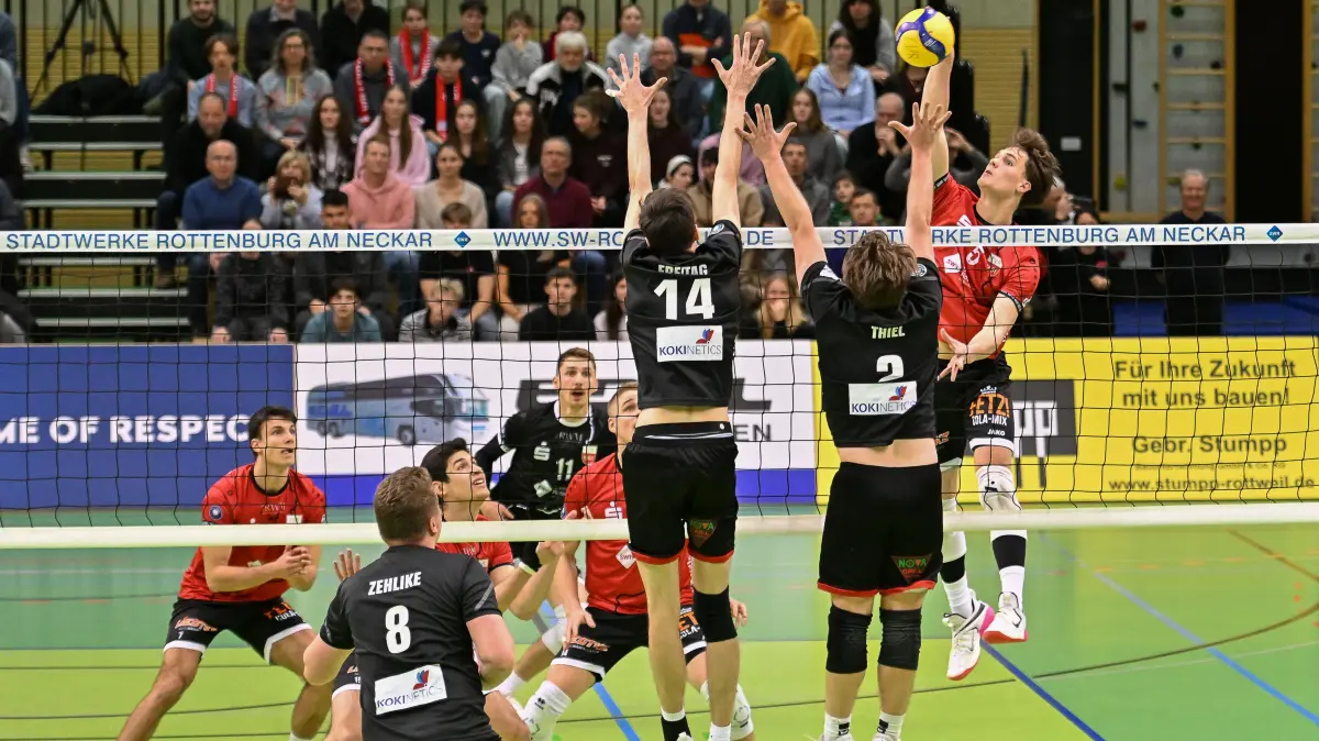 TV Rottenburg vs. TuS Kriftel, Volleyball, 2. Bundesliga Sued, 13. Spieltag, Spiel 5582, Saison 2025/2026, 10.01.2026: David Dornauf (TV Rottenburg, #05) im Angriff gegen David Freitag (TuS Kriftel, #14) und Tobias Thiel (TuS Kriftel, #02)
TV Rottenburg vs. TuS Kriftel, Volleyball, 2. Bundesliga Sued, 13. Spieltag, Spiel 5582, Saison 2025/2026, 10.01.2026,
Foto: Eibner-Pressefoto/Ralph Kunze