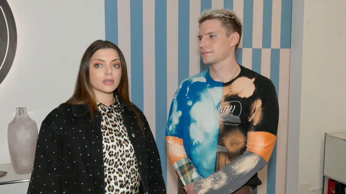 Emily (Anne Menden, l.) und ihr Angestellter Moritz (Lennart Borchert) bangen um die Zukunft der Agentur.
