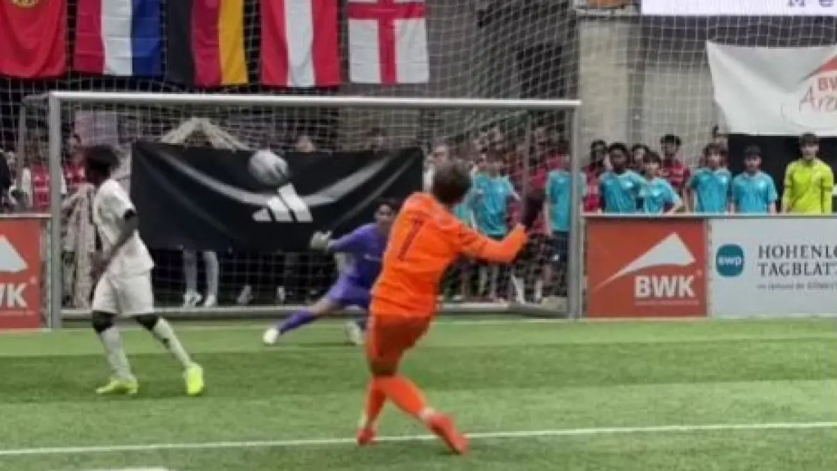 Salzburgs Keeper Aleksandar Jovanovic schießt auf das Gladbacher Tor, der Ball landet gleich an der Latte – und dann beginnt das Drama.