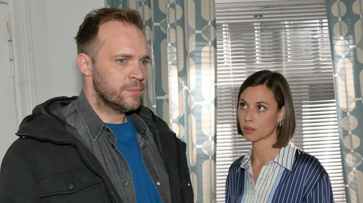 Erik (Patrick Heinrich) und Matilda (Anna-Katharina Fecher) wollen wieder miteinander schlafen.