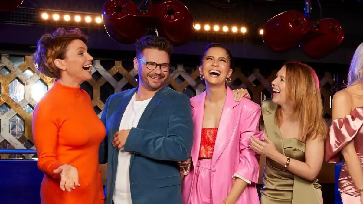 Thomas Drechsel spielt bei GZSZ bis 2024 die Kultrolle Max Krüger alias Tuner. Dieses Foto zeigt ihn mit seinen ehemaligen Kolleginnen Gisa Zach, Chryssanthi Kavazi und Olivia Marei.