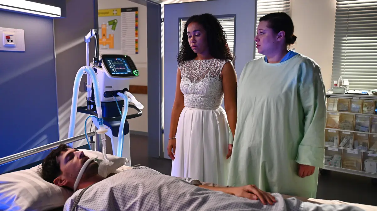Imani (Féréba Koné, M.) lässt ihrer Trauer freien Lauf, als Vanessa (Julia Augustin) Jans (Daniel Noah) Hirntod feststellt.