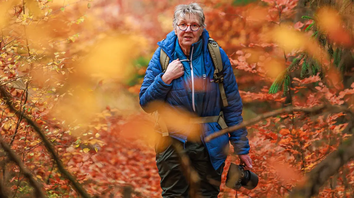 Ein Portraitfoto von Britta Springler aus Crailsheim. Die Hobbyfotografin gewann den „Sigma Naturbild“-Fotowettbewerb 2025 und ist beruflich selbstständige Immobilienmaklerin. Das Foto entstand im Naturschutzgebiet Paradies im Kellerwald in Hessen.