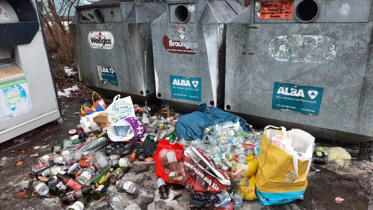 Am Glascontainer auf dem Parkplatz vor der Beutenlayhalle in Münsingen liegen Flaschen und Unrat. Nicht etwa, weil der Container überfüllt gewesen wäre, sondern offenbar aus Rücksichtslosigkeit.