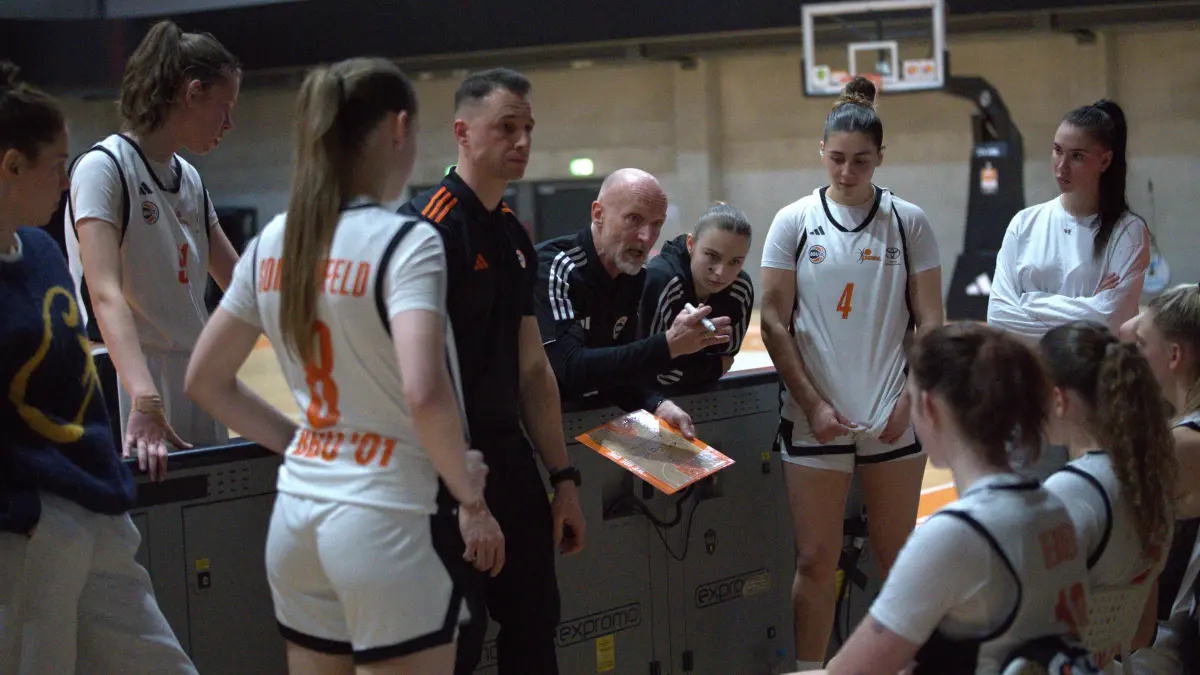 Mit Stift und Taktikbrett während einer Auszeit gegen Jena: Uwe Sauer unterstützt jetzt Headcoach Dominik Jussel.