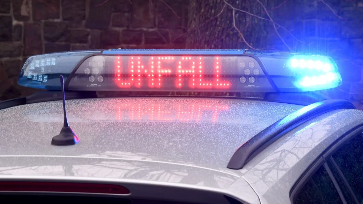 Polizei: ARCHIV - 19.02.2020, Schleswig-Holstein, Kiel: Die Leuchtschrift «Unfall» ist auf dem Dach eines Streifenwagens zu sehen. (zu dpa: «Sieben Verletzte nach Unfall bei Reinbek») Foto: Carsten Rehder/dpa +++ dpa-Bildfunk +++