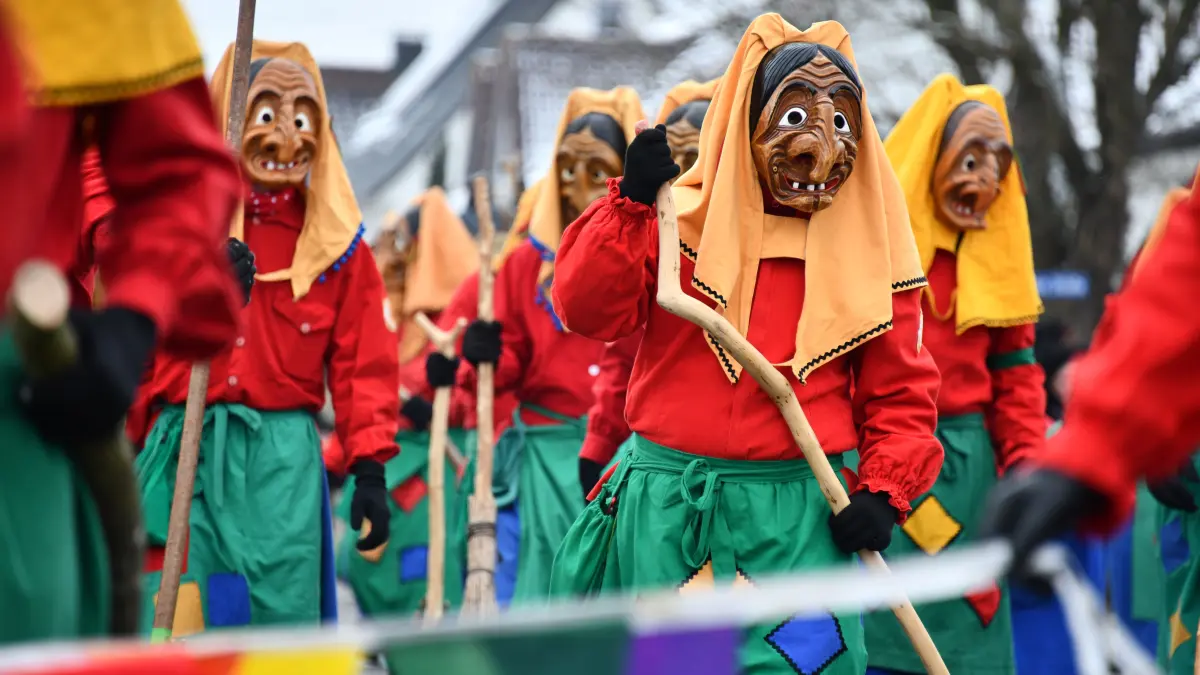 Fast 3000 Hasträger aus der Region und darüber hinaus beteiligten sich am Sonntag am Jubiläums-Narrensprung der Gausweiber von Stäa in Unterstadion. Der bunte Umzug durch den Ort dauerte mehr als eineinhalb Stunden.