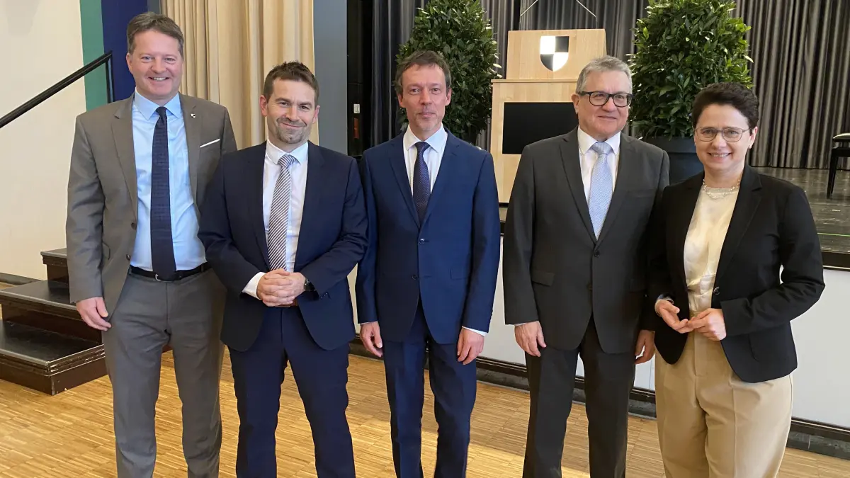 Die Redner beim Festakt der Justiz am Montagnachmittag in Hechingen (von links): Hechingens Bürgermeister Philipp Hahn, der stellvertretende Leiter der Staatsanwaltschaft Ivo Neher, der neue Leitende Oberstaatsanwalt Alexander Hauser, sein Vorgänger Jens Gruhl und Justizministerin Marion Gentges.