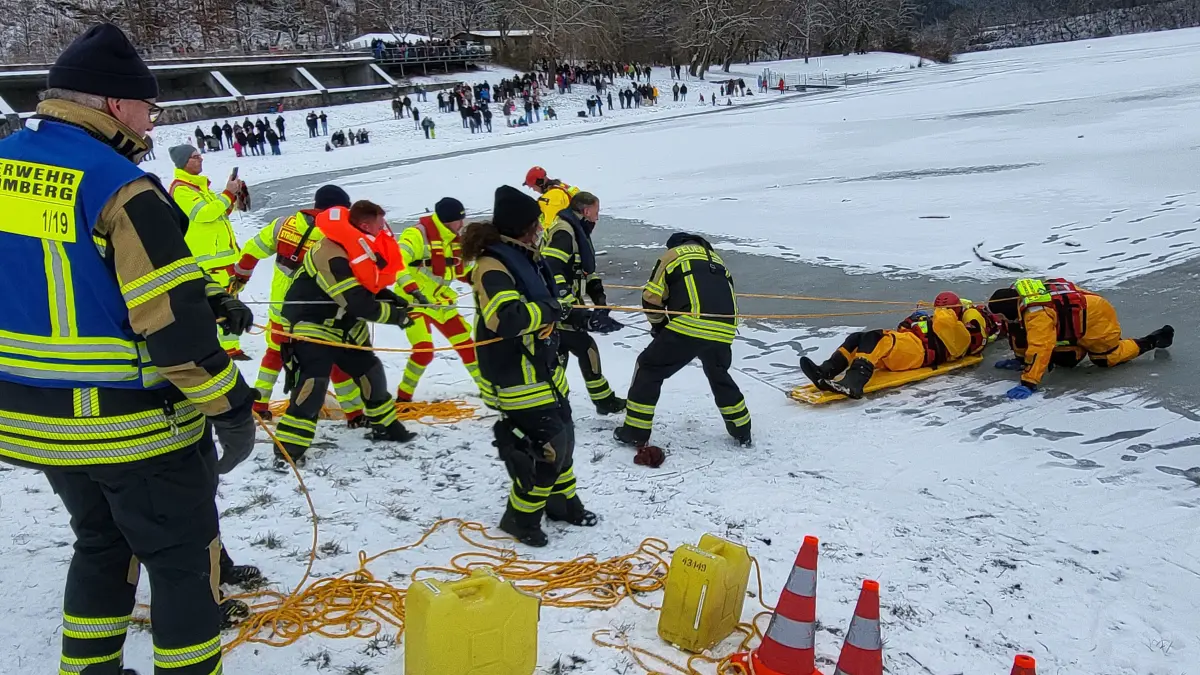 Die Übung am Schömberger Stausee diente dazu, die Zusammenarbeit zwischen DLRG und Freiwilliger Feuerwehr zu verbessern.