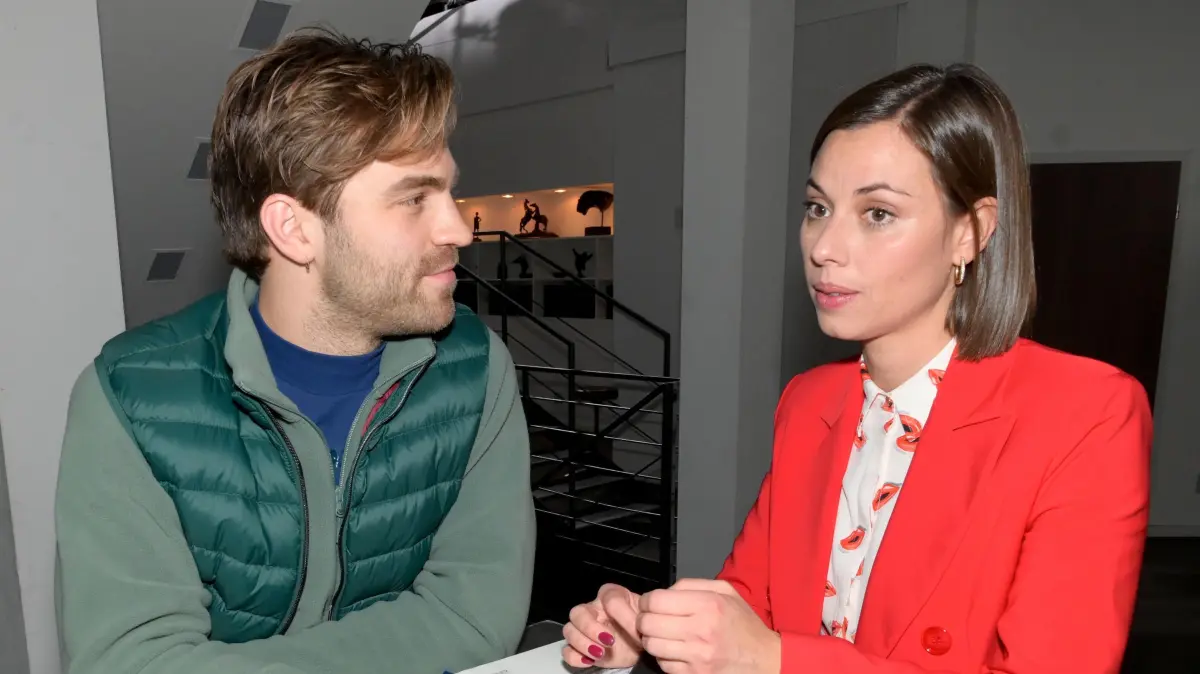 Julian (Onno Buß) rät Matilda (Anna-Katharina Fecher), auf ihr Herz zu hören.