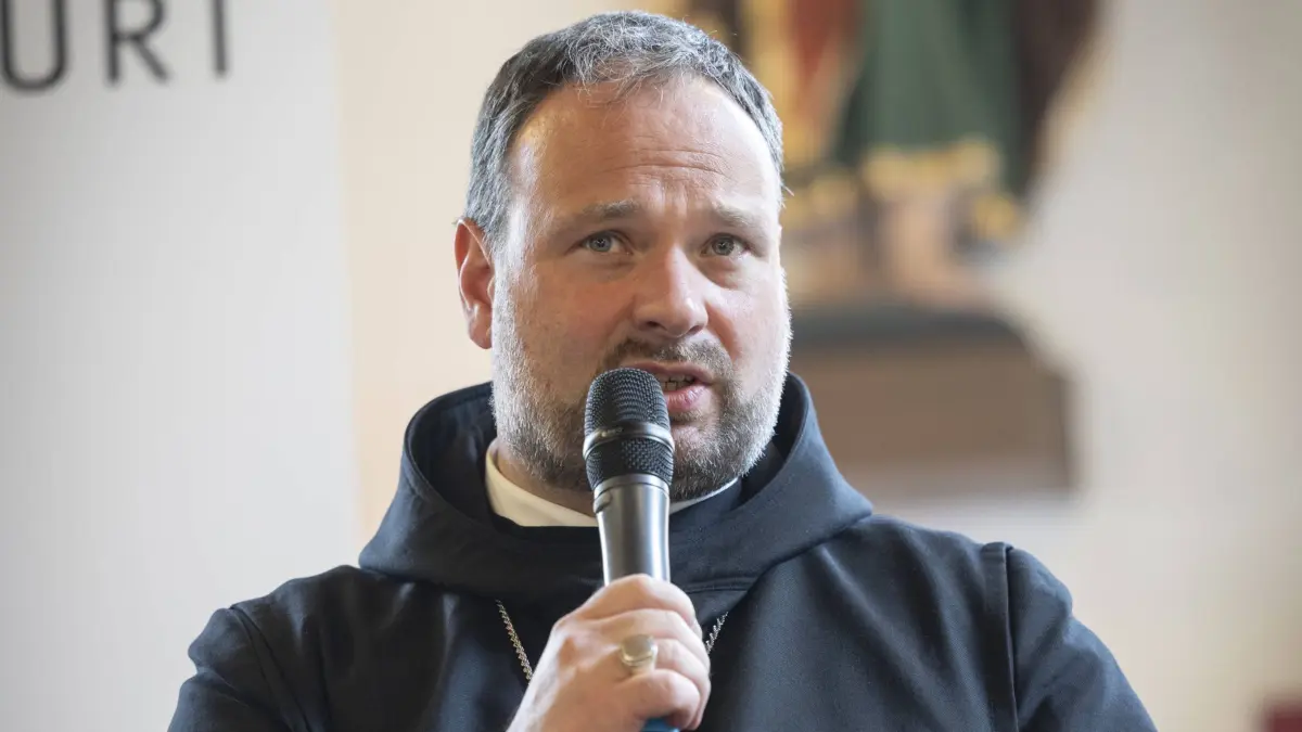 Gespraech Zwischen den Fronten - Zur Situation der Christ:innen im Heiligen Land am 31.05.2024 mit dem Paderborner Erzbischof Udo Markus Bentz, dem Autor Georg Roessler Rössler aus Jerusalem und Abt Nikodemus Schnabel OSB, Foto aus Jerusalem, waehrend des Katholikentags in Erfurt. Bis Sonntag werden rund 20.000 aktiv Teilnehmende erwartet. Der 103. Deutsche Katholikentag steht unter dem Leitwort Zukunft hat der Mensch des Friedens aus Psalm 37. EDITORIAL USE ONLY *** Conversation Between the fronts On the situation of Christians in the Holy Land on 31 May 2024 with Archbishop Udo Markus Bentz of Paderborn, author Georg Roessler Rössler from Jerusalem and Abbot Nikodemus Schnabel OSB, photo from Jerusalem, during the Catholic Day in Copyright: epd-bild/Paul-PhilippxBraun epd-Katholikentag_Erfurt91-kopieren