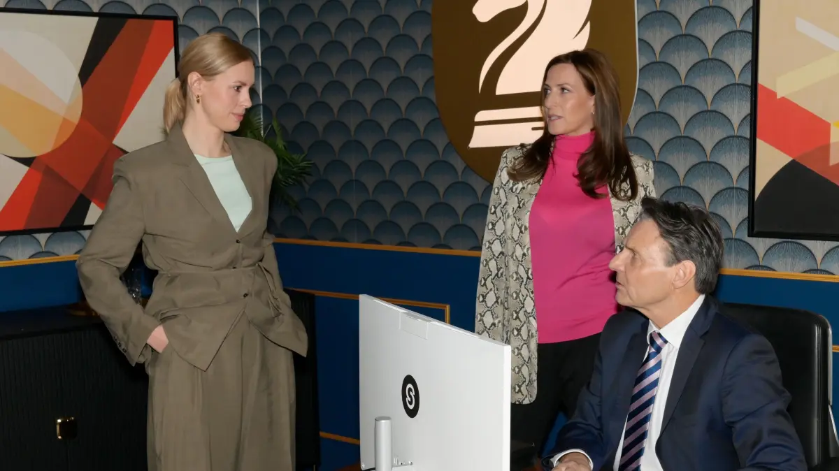 Jo Gerner (Wolfgang Bahro) erfährt, was Zoes (Lara Dandelion Seibert, l.) Schweigen ihn kosten soll. Katrin (Ulrike Frank) ist ebenfalls fassunglos.