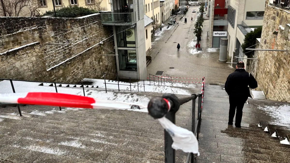 Nur ein Streifen der Treppe am Froschgraben wird geräumt.