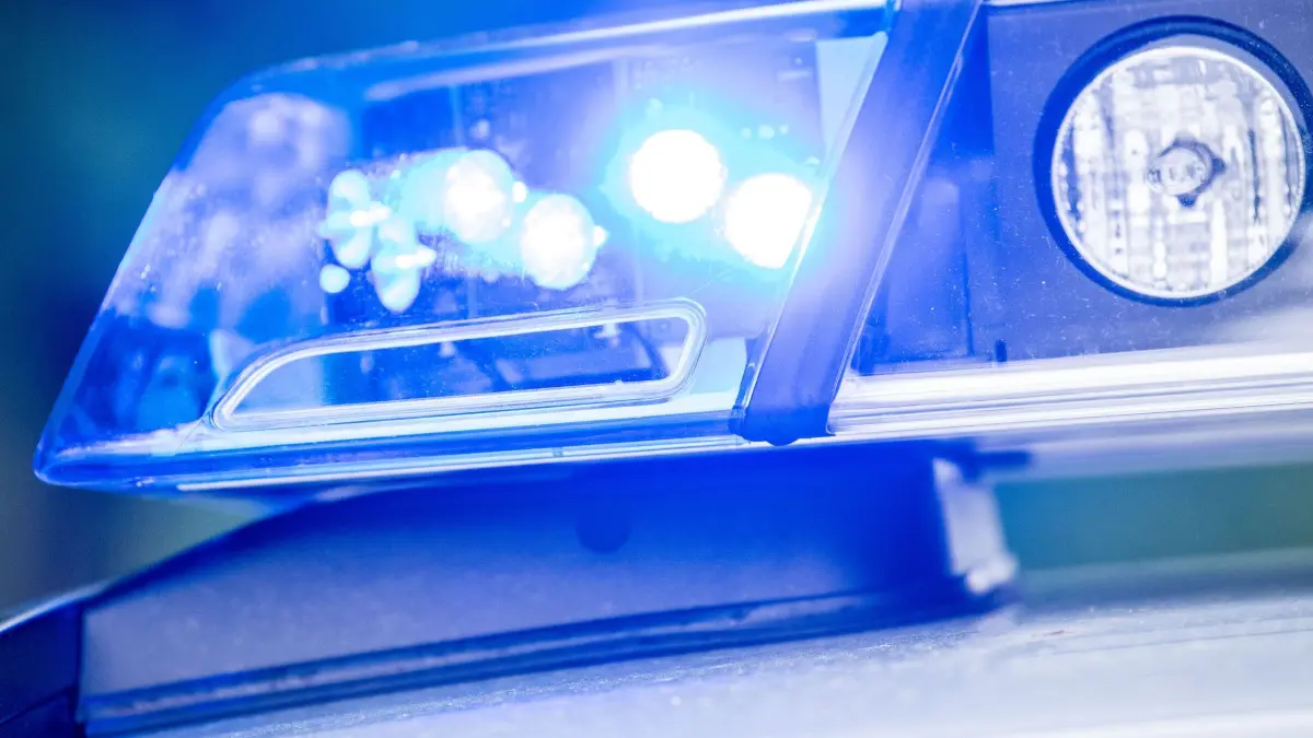 Polizei Blaulicht: ARCHIV - 15.05.2019, Bayern, Dachau: Ein Blaulicht leuchtet an einer Polizeistreife. (zu dpa: «Mutmaßliche Autodiebe landen bei Schnee im Straßengraben») Foto: Lino Mirgeler/dpa +++ dpa-Bildfunk +++