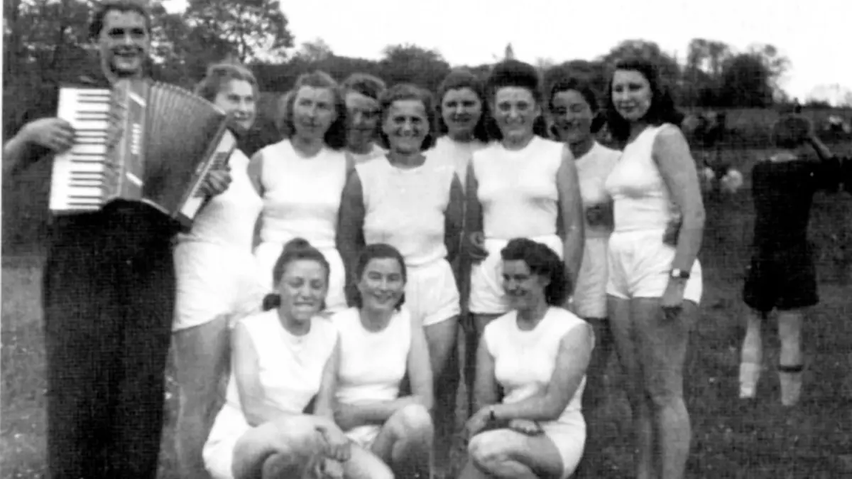 Oberkirchberg, TSG Oberkirchberg: Damenriege von 1950. Der Sportverein feiert sein 100-jähriges Bestehen.