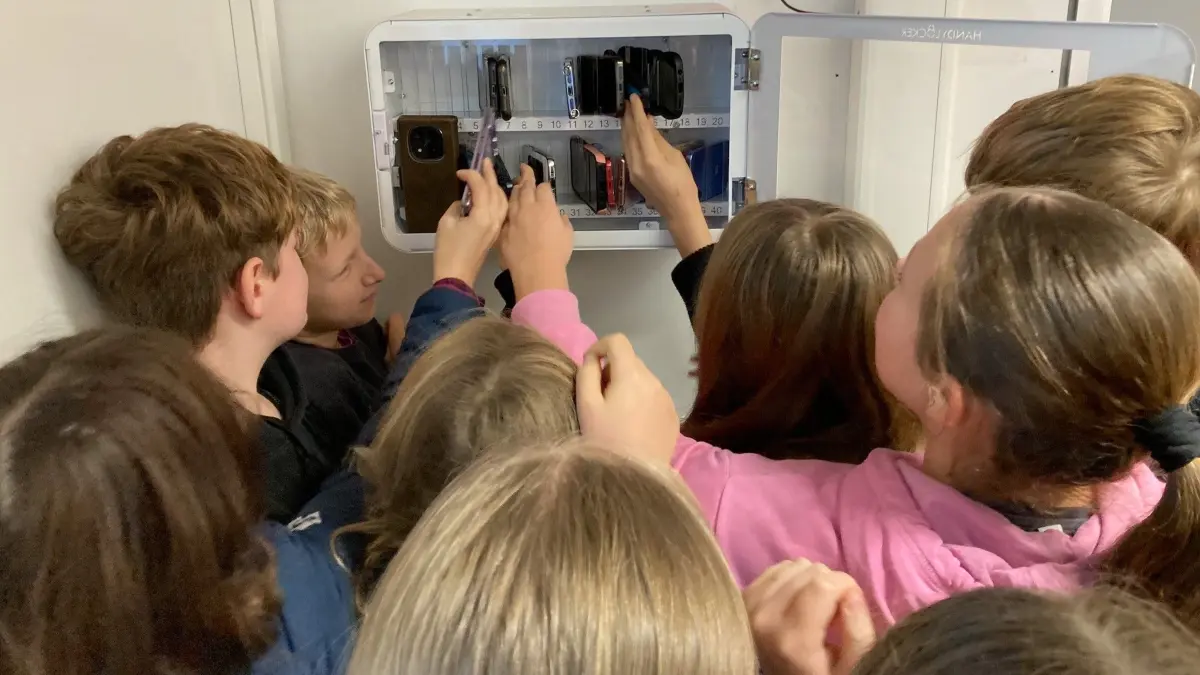 Schülerinnen und Schüler des Joachim-Hahn-Gymnasiums in Blaubeuren legen ihre Handys jeden Morgen in Handy-Garagen an der Rückwand ihres Klassenzimmers. Mittags können sie die Handys wieder abholen.