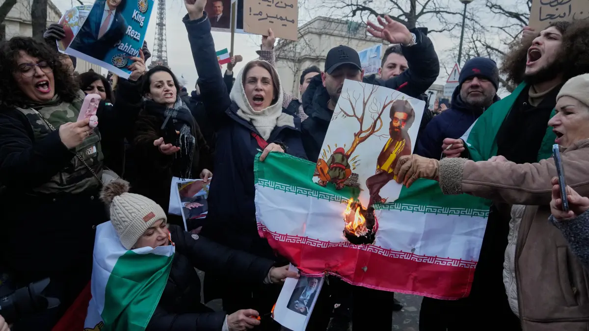Demonstranten verbrennen die iranische Nationalfahne während einer Kundgebung zur Unterstützung der landesweiten Massenproteste gegen die Regierung im Iran. +++ dpa-Bildfunk +++