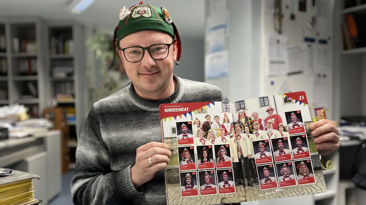 Silvio La Monica mit dem Stickeralbum der Rottenburger Narrenzunft