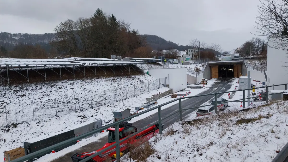 Die Tunnelbaustelle in Laufen auf der B463 hätte ursprünglich Ende Januar für den Verkehr freigegeben werden sollen. Diesen Termin hat das Regierungspräsidium Tübingen auf April verschoben.