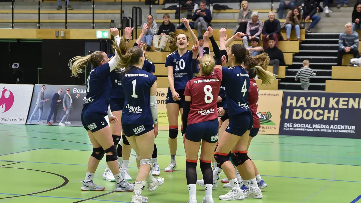 TV Rottenburg Damen vs. FV Tuebinger Modell, Volleyball, Regionalliga Sued Damen, 11. Spieltag, Spiel 49, Saison 2025/2026, 10.01.2026: TüMo freut sich ueber den Sieg im Tiebreak
TV Rottenburg Damen vs. FV Tuebinger Modell, Volleyball, Regionalliga Sued Damen, 11. Spieltag, Spiel 49, Saison 2025/2026, 10.01.2026,
Foto: Eibner-Pressefoto/Ralph Kunze