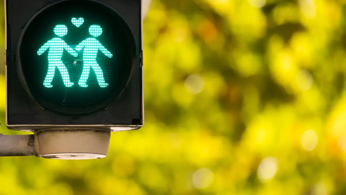 Gleichgeschlechtliche Ampelpärchen: ARCHIV - 06.10.2020, Niedersachsen, Hannover: Ein homosexuelle Pärchen mit Herz leuchtet auf einer grünen Ampel. (zu dpa: «Ampelmännchen mal anders – Sesamstraßen-Duo in Hamburg») Foto: Julian Stratenschulte/dpa +++ dpa-Bildfunk +++