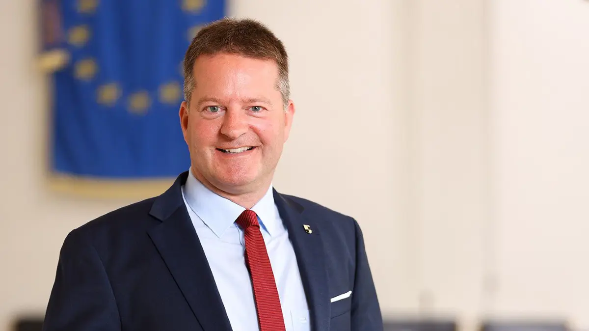 Extra für die Bürgermeisterwahl am 8. März mit neuem Foto auf Stimmenfang: Hechingens Bürgermeister Philipp Hahn kandidiert für eine zweite Amtszeit.