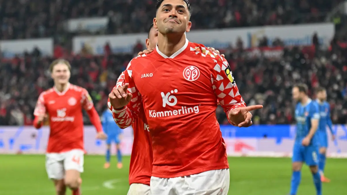 FSV Mainz 05 - 1. FC Heidenheim: 13.01.2026, Rheinland-Pfalz, Mainz: Fußball: Bundesliga, FSV Mainz 05 - 1. FC Heidenheim, 17. Spieltag, Mewa Arena. Nadiem Amiri (FSV Mainz 05) feiert seinem Treffer zum 2:0. WICHTIGER HINWEIS: Gemäß den Vorgaben der DFL Deutsche Fußball Liga bzw. des DFB Deutscher Fußball-Bund ist es untersagt, in dem Stadion und/oder vom Spiel angefertigte Fotoaufnahmen in Form von Sequenzbildern und/oder videoähnlichen Fotostrecken zu verwerten bzw. verwerten zu lassen. Foto: Torsten Silz/dpa +++ dpa-Bildfunk +++