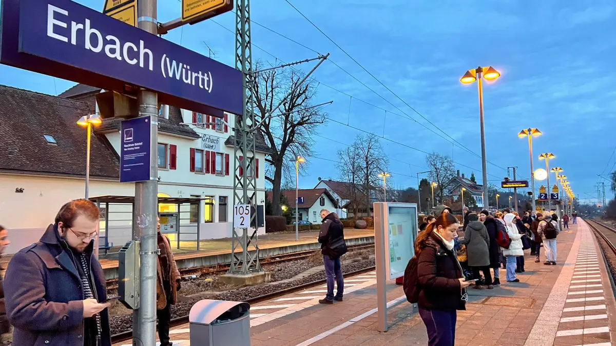 Entspannte Stimmung am Erbacher Bahnhof am ersten Tag der Sperrung des Ulmer Hauptbahnhofs. Die Passagiere haben sich darauf eingestellt.