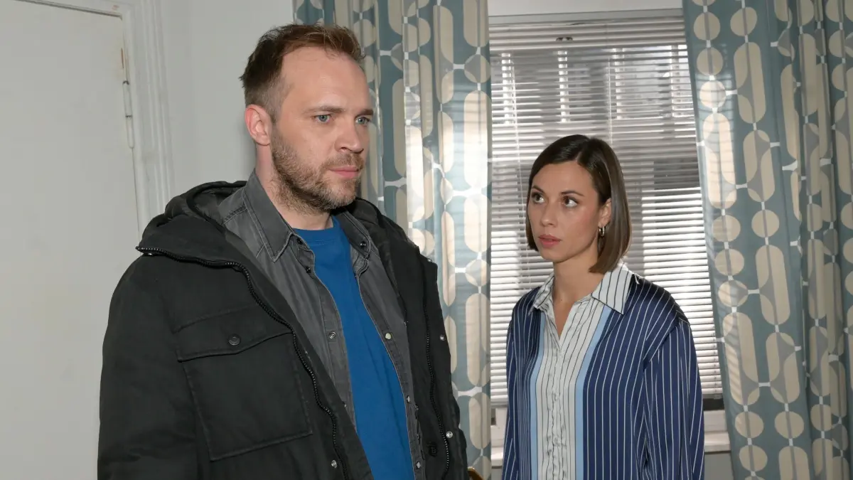 Erik (Patrick Heinrich) trifft sich mit Matilda (Anna-Katharina Fecher) im Hotel.