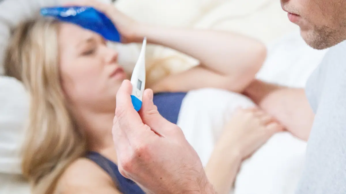 Grippe kann harmlos verlaufen, es gibt aber auch schwere Verläufe. Welche Warnzeichen es gibt und auf welche Symptome man bei der aktuellen Influenza-A-Variante H3N2 achten muss. (Symbolbild)