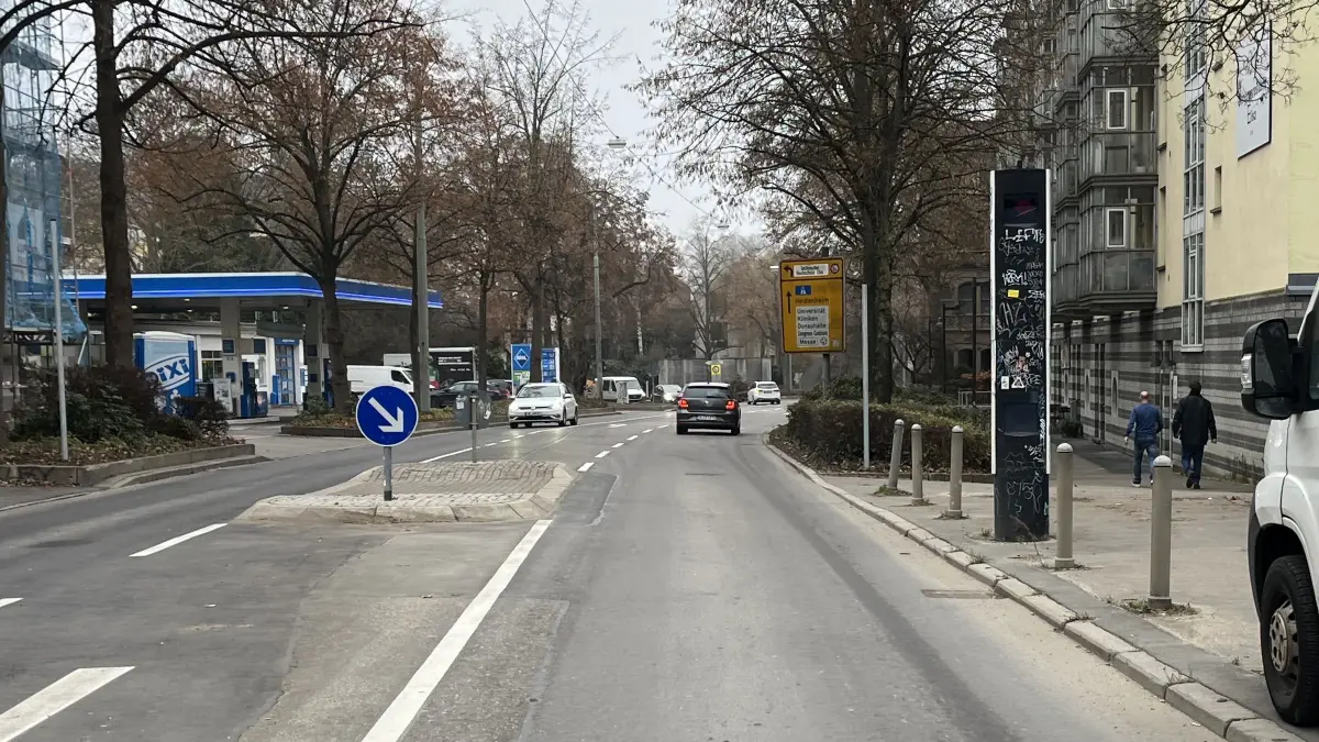 Ein Blitzer, Poller, Verkehrszeichen – und jetzt noch mehr Pfosten. Offenbar hat die Stadt Ulm in der Karlstraße und in weiteren angrenzenden Straßen etwas vor.