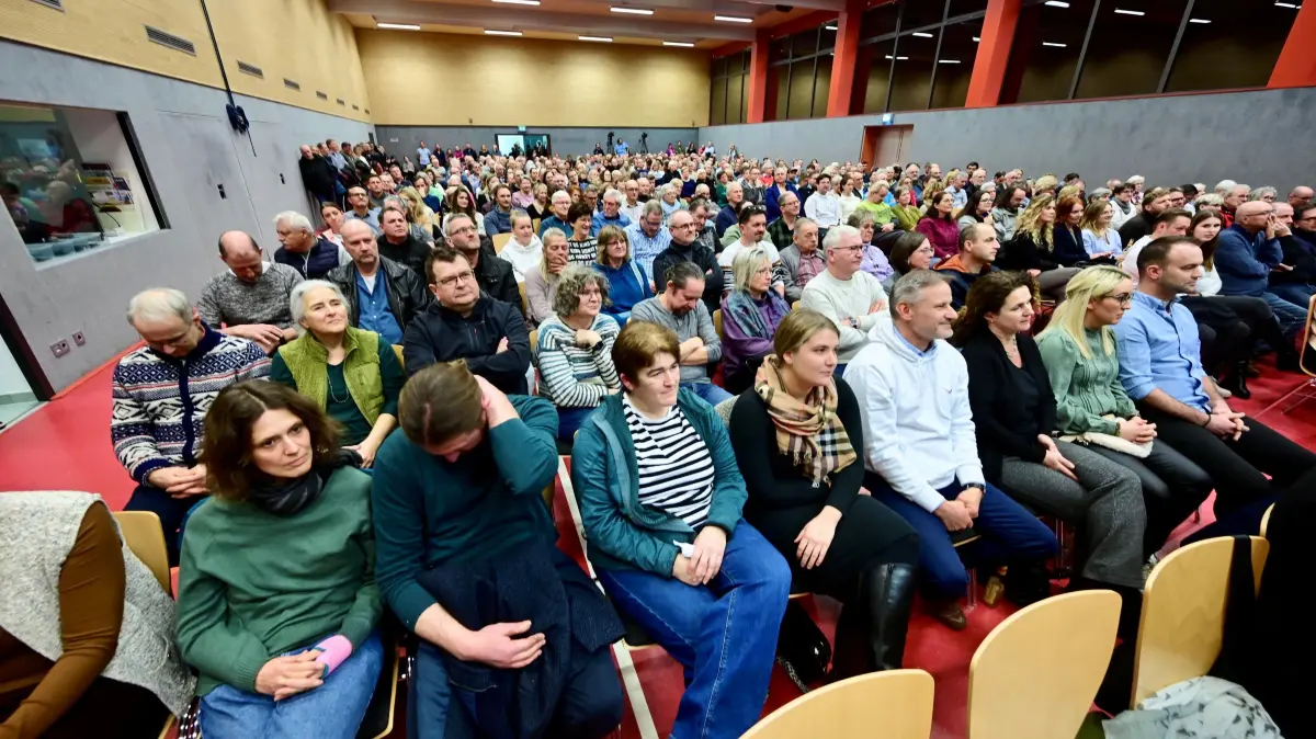 Die Kandidatenvorstellung in der Gemeindehalle in Ottenbach stößt auf großes Interesse.