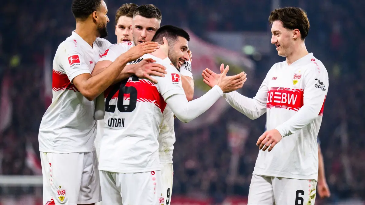 VfB Stuttgart - Eintracht Frankfurt: 13.01.2026, Baden-Württemberg, Stuttgart: Fußball: Bundesliga, VfB Stuttgart - Eintracht Frankfurt, 17. Spieltag, MHPArena. Deniz Undav (2.v.l, VfB Stuttgart) jubelt nach seinem Tor zum 2:1 mit Angelo Stiller (r, VfB Stuttgart) und weiteren Teammitgliedern. Foto: Tom Weller/dpa - WICHTIGER HINWEIS: Gemäß den Vorgaben der DFL Deutsche Fußball Liga bzw. des DFB Deutscher Fußball-Bund ist es untersagt, in dem Stadion und/oder vom Spiel angefertigte Fotoaufnahmen in Form von Sequenzbildern und/oder videoähnlichen Fotostrecken zu verwerten bzw. verwerten zu lassen. +++ dpa-Bildfunk +++