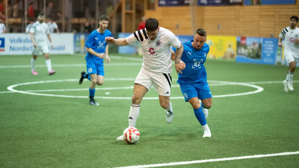 Empfinger Hallencup Turnier 2026, Fussball, Saison 2026, 13.01.2026 : Pascal Goecks (SpVvg Freudenstadt, #29), links im Zweikampf mit Kevin Hartmann, (SGM Altingen Entringen, #19)
Empfinger Hallencup Turnier 2026, Fussball, Saison 2026, 13.01.2026
Eibner-Pressefoto/Andreas Ulmer